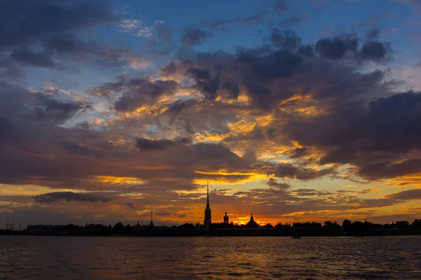 Weergave van de Petrus en Paulus vesting en paleis embankment, St. Petersburg, Rusland — Stockfoto