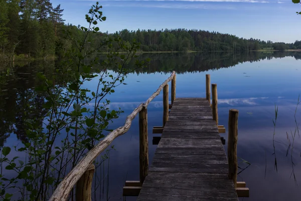 Dřevěné molo na Vetrenno jezeře, karelskou šíji, Leningradská oblast, Rusko — Stock fotografie