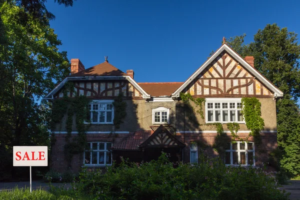 Verkoop van landhuis, landhuis in de bossen, landgoed — Stockfoto