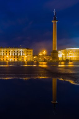 Rusya'nın St. Petersburg kentinde Hermitage ve Palace Meydanı'nın görünümü