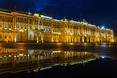 Rusya'nın St. Petersburg kentinde Hermitage ve Palace Meydanı'nın görünümü