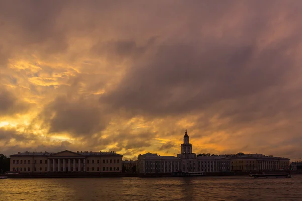 Pohled na Strelka Vasiljevském ostrově v Petrohradě, Rusko — Stock fotografie
