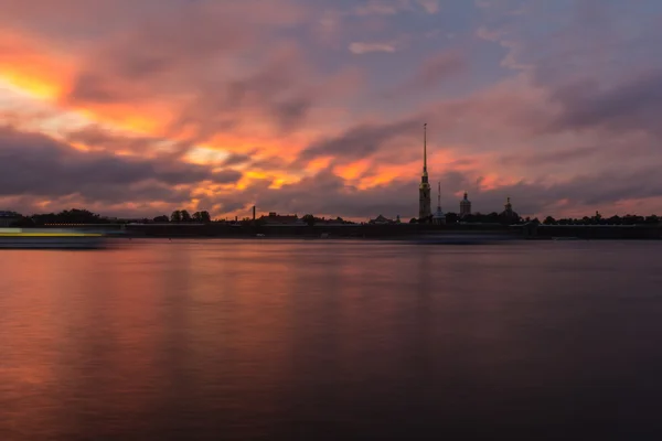 Vista de la fortaleza de Pedro y Pablo y el terraplén del palacio, San Petersburgo, Rusia — Foto de Stock