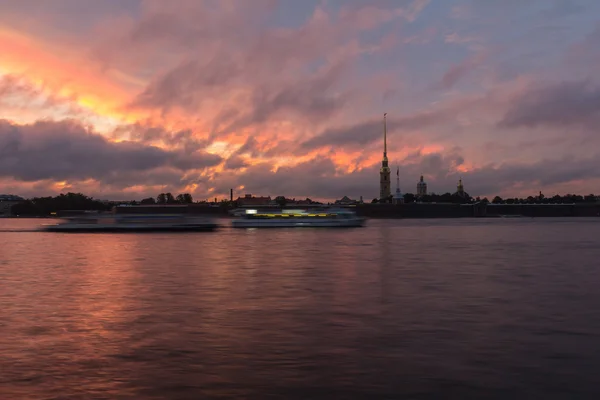 Pohled na Petra a Pavla pevnosti a paláce embankment, St. Petersburg, Rusko — Stock fotografie