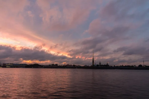 Visa på fästningen Petropavlovsk i St. Petersburg vid solnedgången, Ryssland — Stockfoto