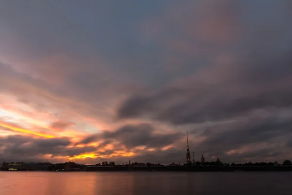 Weergave van de Petrus en Paulus vesting en paleis embankment, St. Petersburg, Rusland — Stockfoto