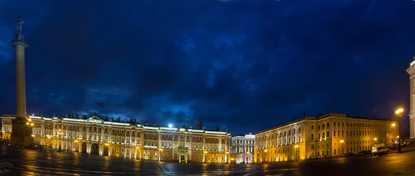 Vista de la Plaza del Hermitage y del Palacio en San Petersburgo, Rusia — Foto de Stock