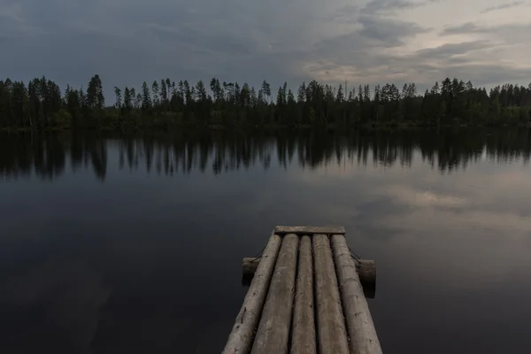 Dřevěné molo na Vetrenno jezeře, karelskou šíji, Leningradská oblast, Rusko — Stock fotografie