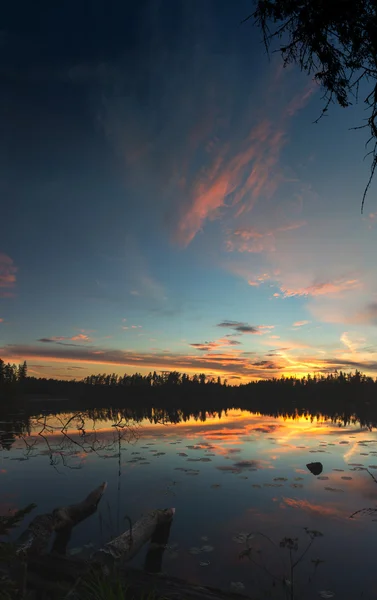 Pôr-do-sol no lago Vetrenno, istmo da Carélia, oblast de Leningrado, Rússia — Fotografia de Stock