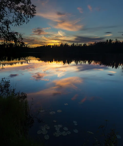 Pôr-do-sol no lago Vetrenno, istmo da Carélia, oblast de Leningrado, Rússia — Fotografia de Stock