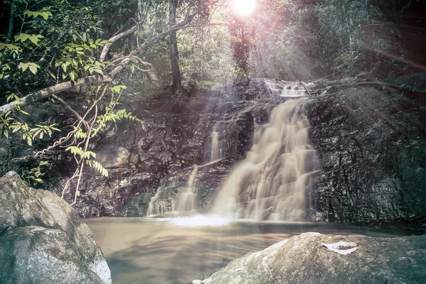 Cascada del bosque al amanecer, naturaleza de Tailandia, Asia — Foto de Stock