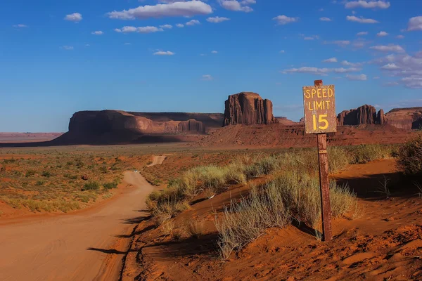 Droga do monument valley, w stanie Utah, Ameryka, parków narodowych Ameryki — Zdjęcie stockowe