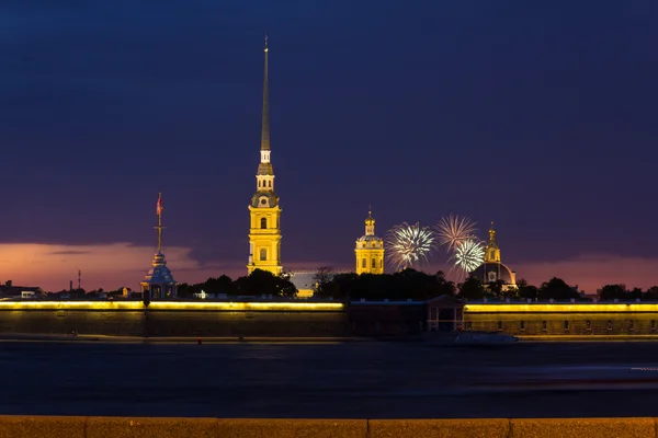 Visa på fästningen Petropavlovsk i St. Petersburg vid solnedgången, Ryssland — Stockfoto