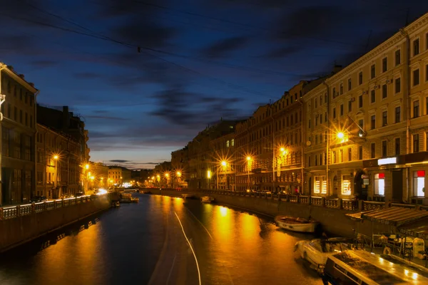 A a folyó töltésén Moika, St. Petersburg, Oroszország — Stock Fotó