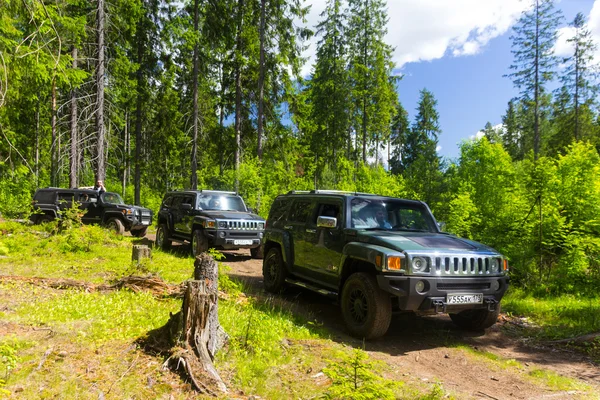 Leningrad oblast, Rusya, 4 Haziran 2016, ilk yaz Out of St. Petersburg Hummer Club, Hummer H3 kompakt dört tekerlekli arabayla yol ve spor yeni araç kapalı olduğunu. — Stok fotoğraf