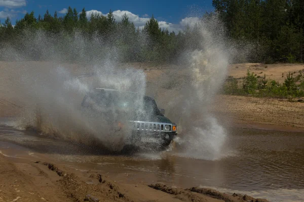 Leningrad oblast, Russia , June 4, 2016 , the first summer Out of St. Petersburg Hummer Club , the Hummer H3 is a compact four wheel drive off road and sport utility vehicle — Stock Photo, Image