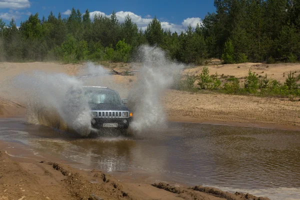 Obwód leningradzki, Rosja, 4 czerwca 2016 r., pierwsze lato z Sankt Petersburga Hummer Club, Hummer H3 jest kompaktowy cztery koła off road i sport pojazd — Zdjęcie stockowe