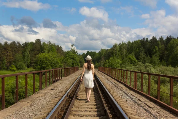 Fille en robe blanche sur le chemin de fer — Photo