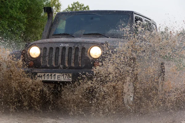 Novgorod oblast, Rusya, 03 Ağustos, 2015, Novgorod bölgesi kırsal bir yolda Jeep Wrangler Jeep Wrangler kompakt dört tekerlekli arabayla yol ve spor yeni araç kapalı olduğunu. — Stok fotoğraf