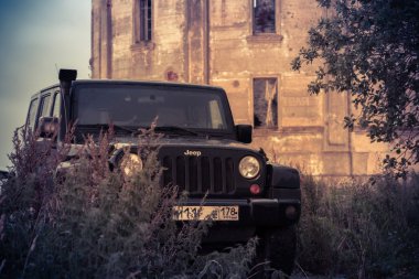 Leningrad oblast, Rusya, 14 Ağustos, 2016, Jeep Wrangler kule Inca Leningrad bölgesinde, Jeep Wrangler kompakt dört tekerlekli arabayla yol ve spor yeni araç kapalı olduğunu