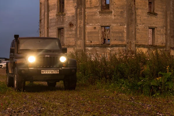 Leningrad oblast, Rusya, 14 Ağustos, 2016, Jeep Wrangler kule Inca Leningrad bölgesinde, Jeep Wrangler kompakt dört tekerlekli arabayla yol ve spor yeni araç kapalı olduğunu — Stok fotoğraf