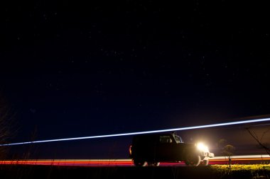 Novgorod bölgesi, 12 Nisan 2016: bir orman yolu Novgorod bölgesi, Rusya üzerinde bir jeep Wrangler fotoğrafı. Wrangler kompakt dört tekerlekli arabayla yol ve spor yeni araç kapalı olduğunu