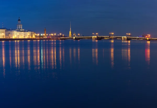 Visa på fästningen Petropavlovsk i St. Petersburg vid solnedgången, Ryssland — Stockfoto