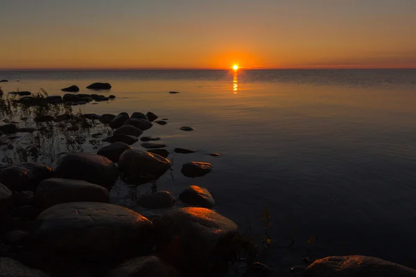 Nascer do sol na costa do lago Ladoga, istmo de Karelian, Rússia — Fotografia de Stock