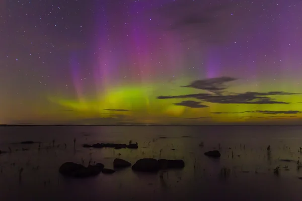 Luces boreales en el lago Ladoga, cielo nocturno sobre Ladoga, Leningrado, Rusia — Foto de Stock