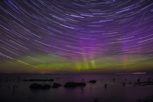 Luci del Nord sul Lago Ladoga, cielo notturno su Ladoga, Leningrado, Russia — Foto Stock