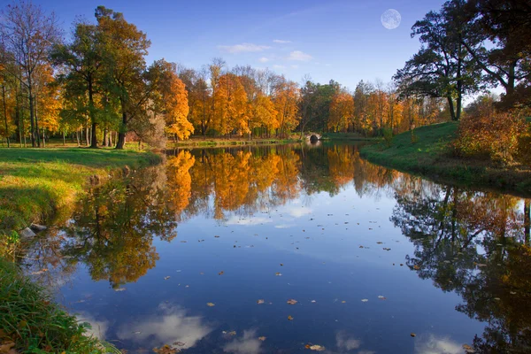 Herbstpark, st. petersburg, russland — Stockfoto