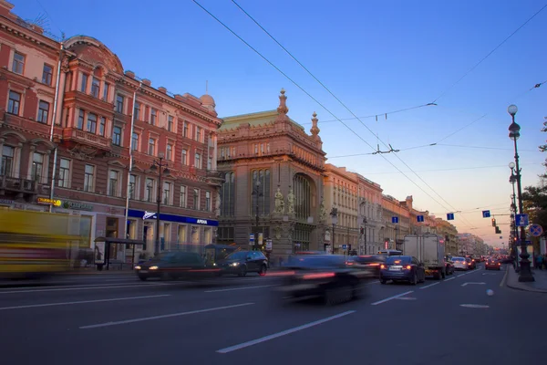 Wieczorem na ulicy Newski Prospekt, St. Petersburg, Federacja Rosyjska — Zdjęcie stockowe