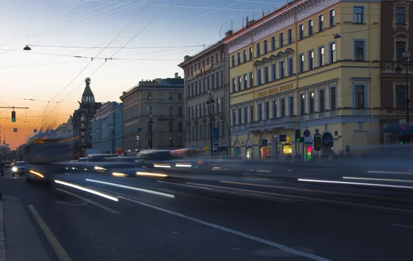 Noche en Nevsky Prospekt, San Petersburgo, Rusia — Foto de Stock