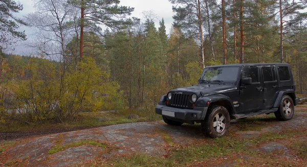 Jeep Wrangler nella foresta autunnale, Russia — Foto Stock