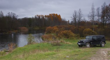 Jeep Wrangler sonbahar ormanda, Rusya Federasyonu