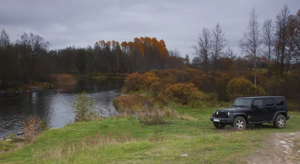 Jeep Wrangler dans la forêt d'automne, Russie — Photo