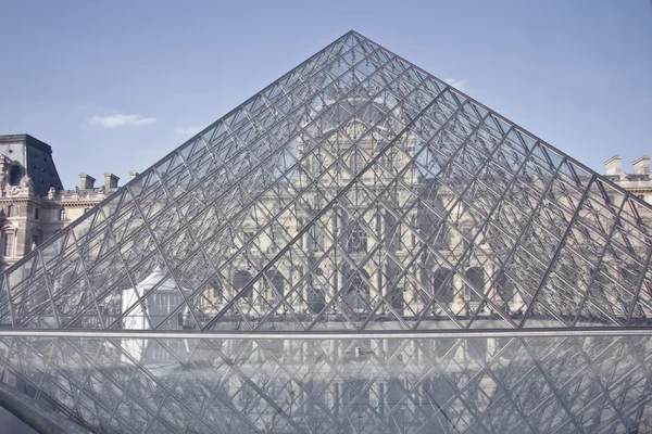 Музей Лувра, Париж, Франция — стоковое фото