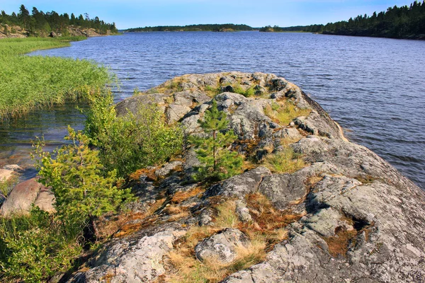 Regnbåge på sjön ladoga Karelen, Ryssland — Stockfoto