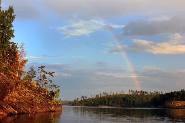 Arcobaleno sul lago Ladoga, Carelia, Russia — Foto Stock