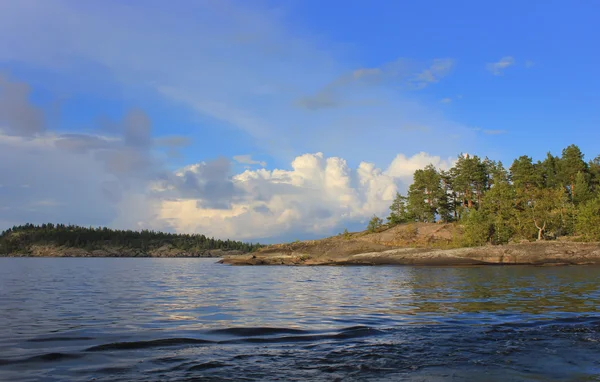 Regnbåge på sjön ladoga Karelen, Ryssland — Stockfoto