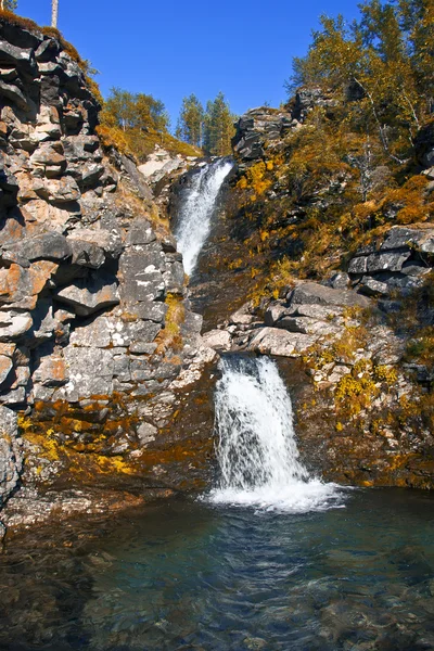 Cachoeira nas montanhas, região de Murmansk, Rússia — Fotografia de Stock