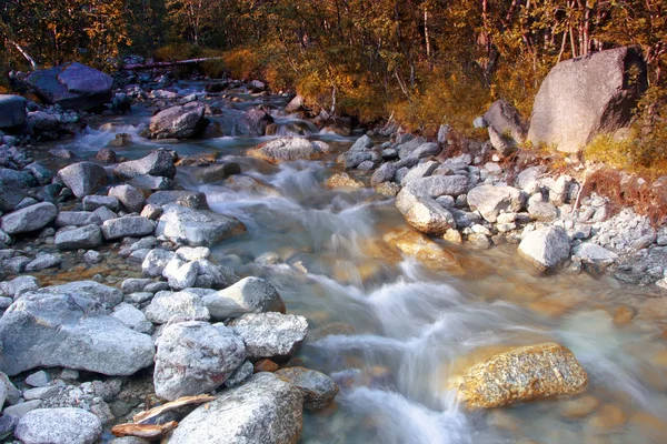 Waterval in de bergen, de regio van Moermansk, Rusland — Stockfoto