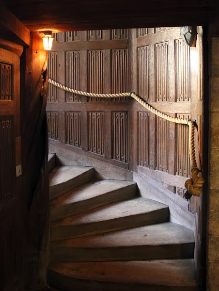 Escalera en un antiguo castillo — Foto de Stock