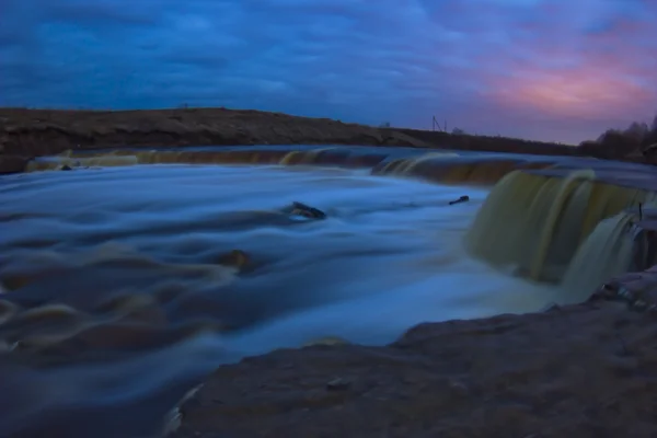 Cachoeira no rio Tosna, Rússia — Fotografia de Stock