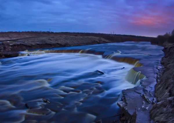 Lesní vodopád na řece Tosno Leningrad region, Rusko — Stock fotografie