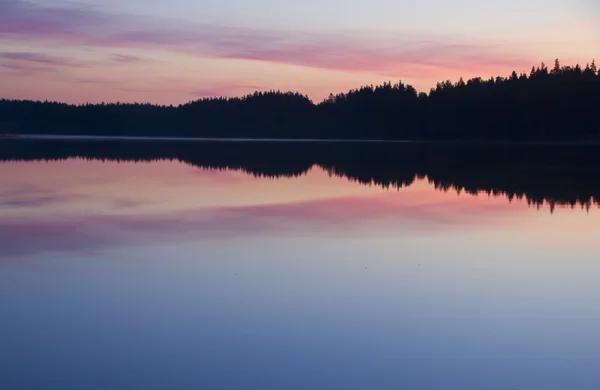 Wschód słońca nad jeziorem lesie — Zdjęcie stockowe