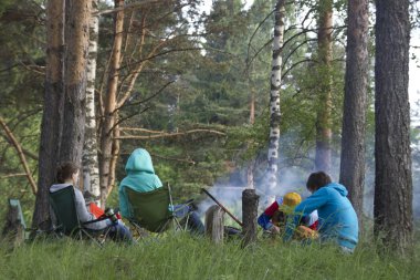 Ormanda kamp yapmak.