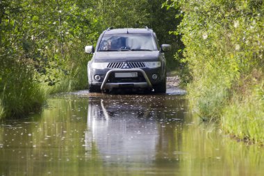 Mitsubishi Pajero spor Karelya, Rusya'da bir orman yolda