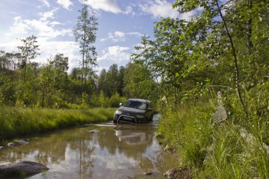 Mitsubishi Pajero spor Karelya, Rusya'da bir orman yolda