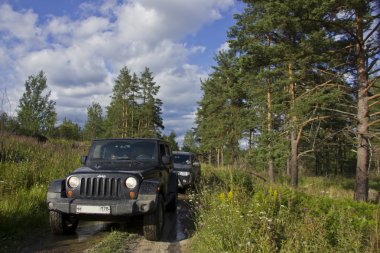 Rusya, Karelya, 16 Temmuz 2015: Jeep Wrangler Rusya fotoğraf. Wrangler kompakt dört tekerlekli arabayla yol ve spor yeni araç, ABD'li otomobil üreticisi Chrysler tarafından üretilen kapalı olduğunu.